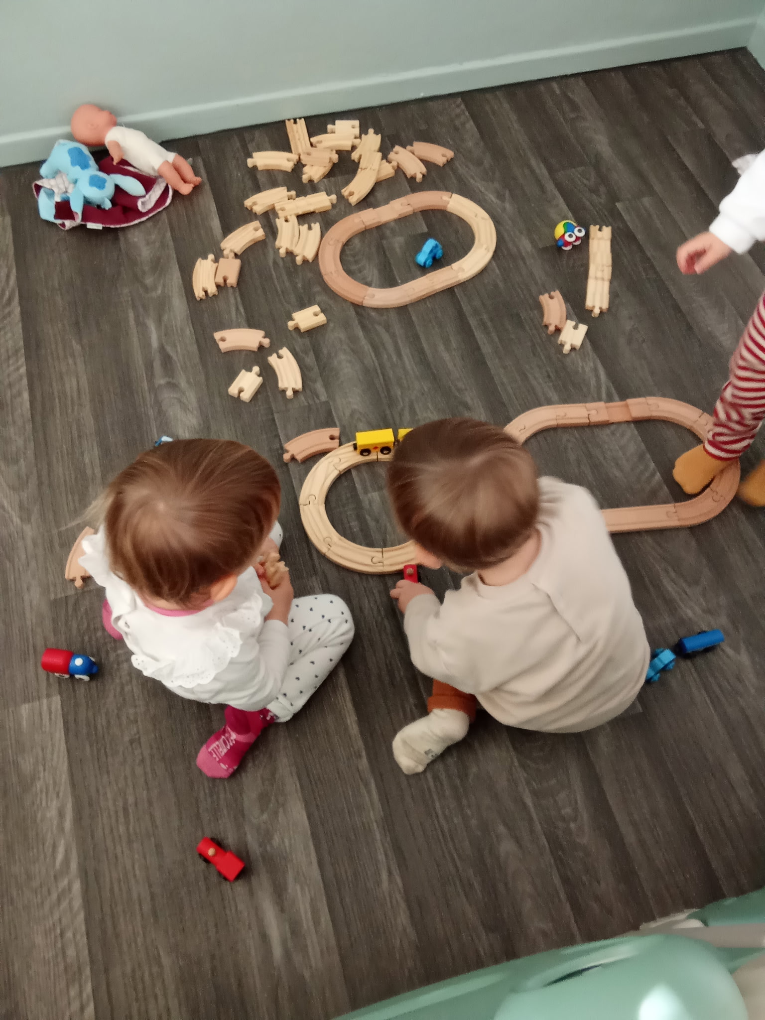 Découvrir la crèche Enfants jouant avec un circuit en bois à la micro-crèche