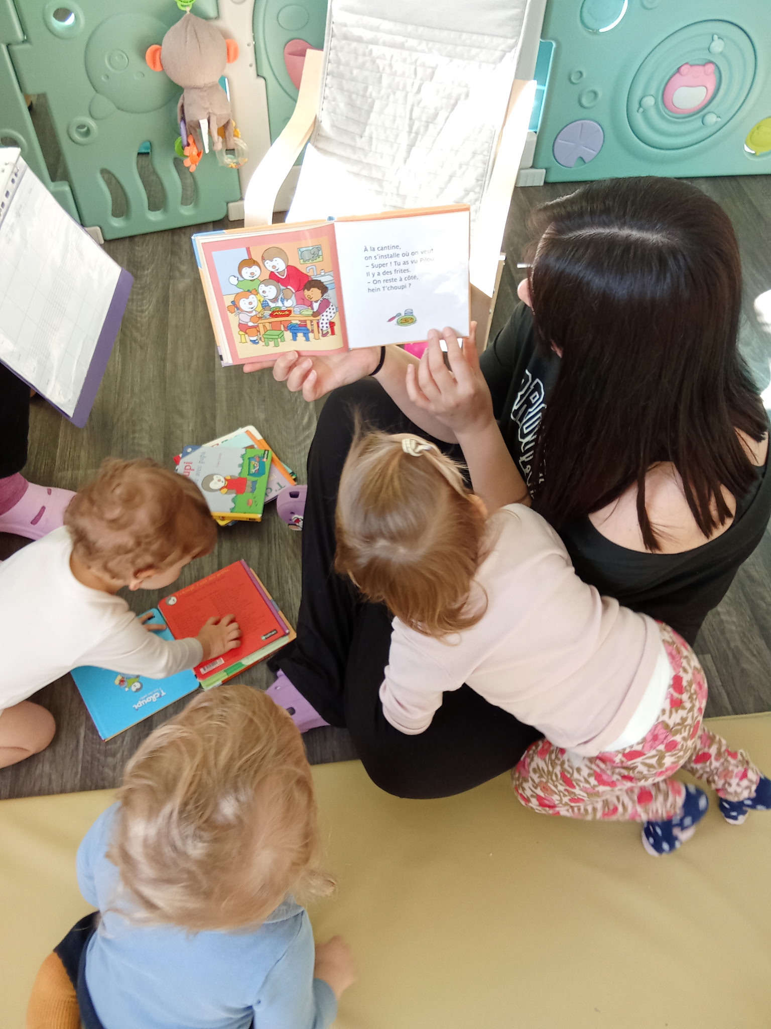 Temps de lecture partagé à la micro-crèche Les Petites Pousses