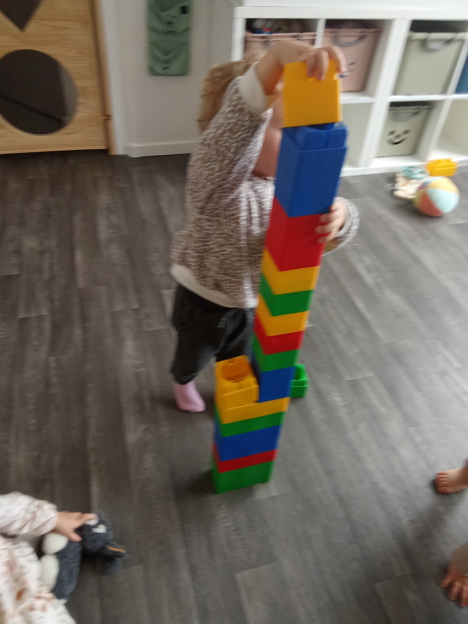 Jeu de construction à la micro-crèche