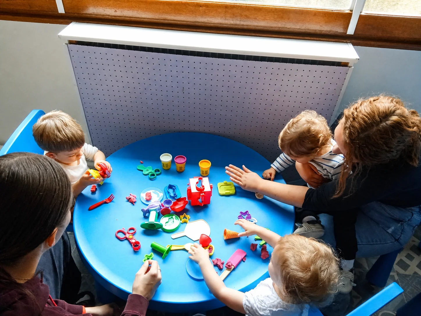 Atelier de pâte à modeler accompagné par l’équipe des Petites Pousses
