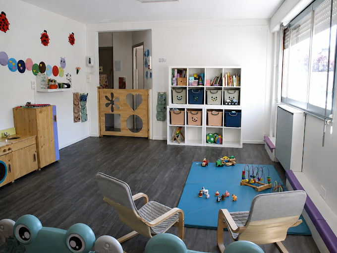 Grande pièce de vie lumineuse de la micro-crèche Les Petites Pousses